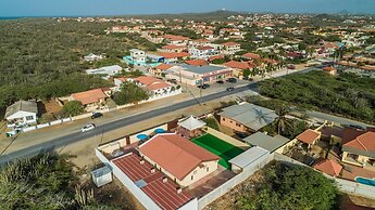 2 Queen Studio w Pool BBQ Hotwater Close 2 Beach