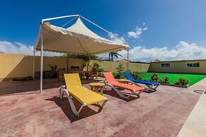 2 Queen Studio w Pool BBQ Hotwater Close 2 Beach