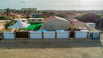 2 Queen Studio w Pool BBQ Hotwater Close 2 Beach