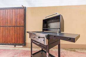 2 Queen Studio w Pool BBQ Hotwater Close 2 Beach