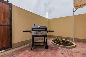 2 Queen Studio w Pool BBQ Hotwater Close 2 Beach