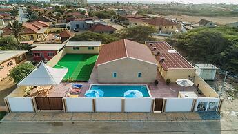 2 Queen Studio w Pool BBQ Hotwater Close 2 Beach