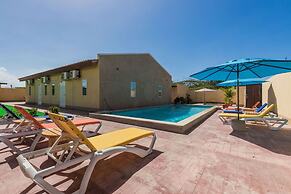 2 Queen Studio w Pool BBQ Hotwater Close 2 Beach