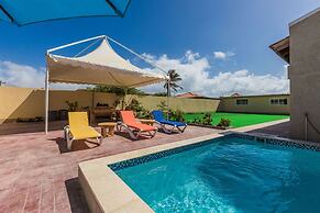 2 Queen Studio w Pool BBQ Hotwater Close 2 Beach