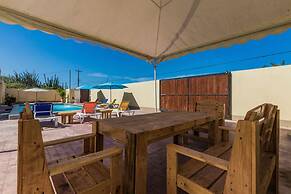 2 Queen Studio w Pool BBQ Hotwater Close 2 Beach