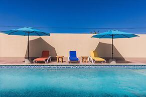 2 Queen Studio w Pool BBQ Hotwater Close 2 Beach