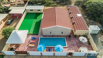 2 Queen Studio w Pool BBQ Hotwater Close 2 Beach