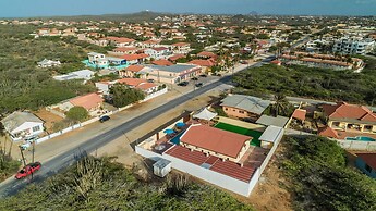 2 Queen Studio w Pool BBQ Hotwater Close 2 Beach