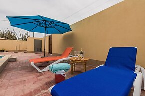 2 Queen Studio w Pool BBQ Hotwater Close 2 Beach