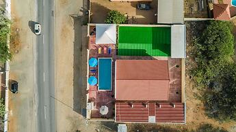 2 Queen Studio w Pool BBQ Hotwater Close 2 Beach