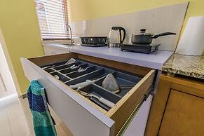 2 Queen Studio w Pool BBQ Hotwater Close 2 Beach