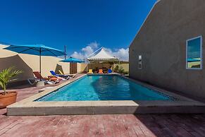 2 Queen Studio w Pool BBQ Hotwater Close 2 Beach