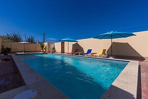 2 Queen Studio w Pool BBQ Hotwater Close 2 Beach