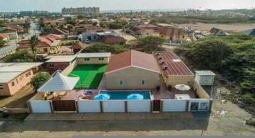 2 Queen Studio w Pool BBQ Hotwater Close 2 Beach