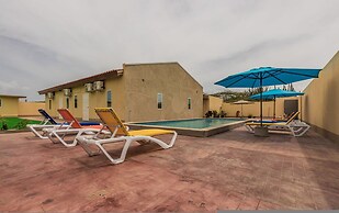 2 Queen Studio w Pool BBQ Hotwater Close 2 Beach