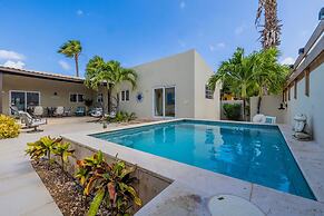 3BR 2BA Near Eagle Beach w Private Pool