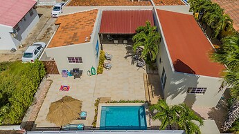 3BR 2BA Near Eagle Beach w Private Pool