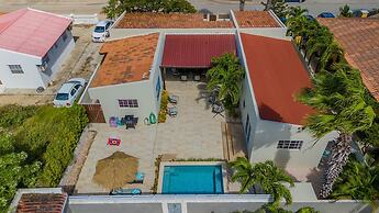 3BR 2BA Near Eagle Beach w Private Pool