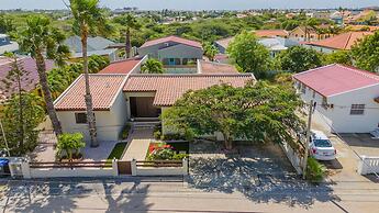 3BR 2BA Near Eagle Beach w Private Pool