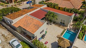 3BR 2BA Near Eagle Beach w Private Pool