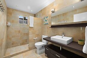 3BR 2BA Near Eagle Beach w Private Pool