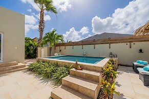 3BR 2BA Near Eagle Beach w Private Pool