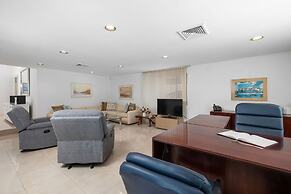 3BR 3BA Pool Downtown Short Walk to Beach