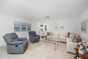 3BR 3BA Pool Downtown Short Walk to Beach