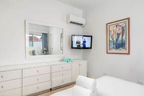 3BR 3BA Pool Downtown Short Walk to Beach