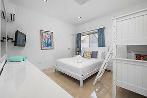 3BR 3BA Pool Downtown Short Walk to Beach