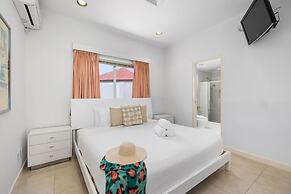 3BR 3BA Pool Downtown Short Walk to Beach