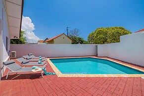 3BR 3BA Pool Downtown Short Walk to Beach