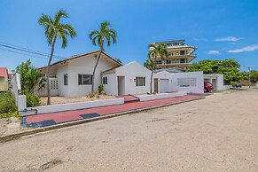 3BR 3BA Pool Downtown Short Walk to Beach