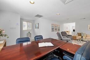 3BR 3BA Pool Downtown Short Walk to Beach