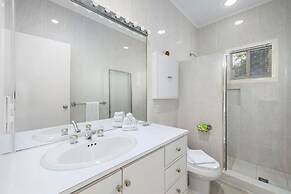 3BR 3BA Pool Downtown Short Walk to Beach