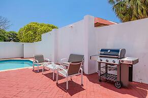 3BR 3BA Pool Downtown Short Walk to Beach