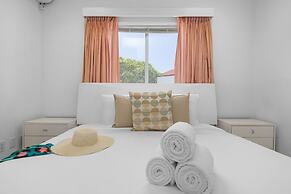 3BR 3BA Pool Downtown Short Walk to Beach