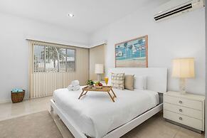 3BR 3BA Pool Downtown Short Walk to Beach