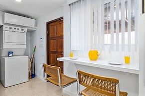 3BR 3BA Pool Downtown Short Walk to Beach