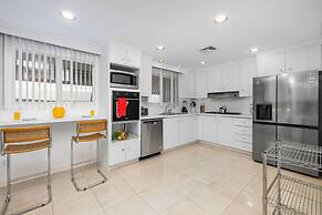 3BR 3BA Pool Downtown Short Walk to Beach