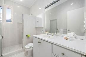 3BR 3BA Pool Downtown Short Walk to Beach