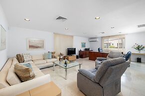 3BR 3BA Pool Downtown Short Walk to Beach