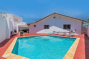 3BR 3BA Pool Downtown Short Walk to Beach