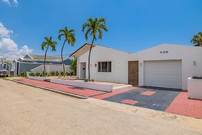 3BR 3BA Pool Downtown Short Walk to Beach