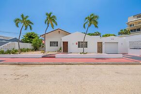 3BR 3BA Pool Downtown Short Walk to Beach