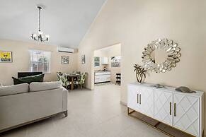 Cozy 3br2ba Great Location w Private Pool Patio