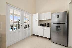 Cozy 3br2ba Great Location w Private Pool Patio