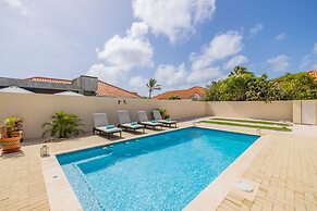 Cozy 3br2ba Great Location w Private Pool Patio