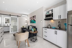 Brand NEW 1br2ba w Privatepool in Amazing Location