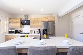 2br2 5BA Townhome - Fullyequipped - Pool - Parking